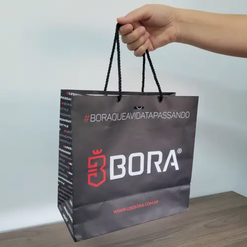 Bora Lifestyle — Sacola preta com impressão em toda a superfície