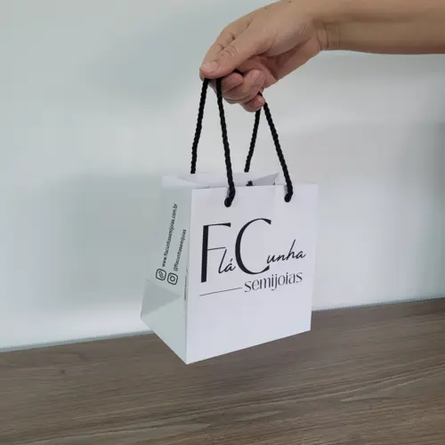 Flá Cunha Semijoias — Sacola branca com hot stamping