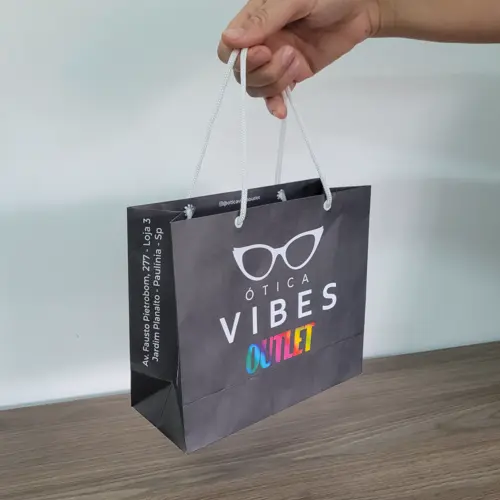 Ótica Vibes Outlet — Sacola preta com alça de fita